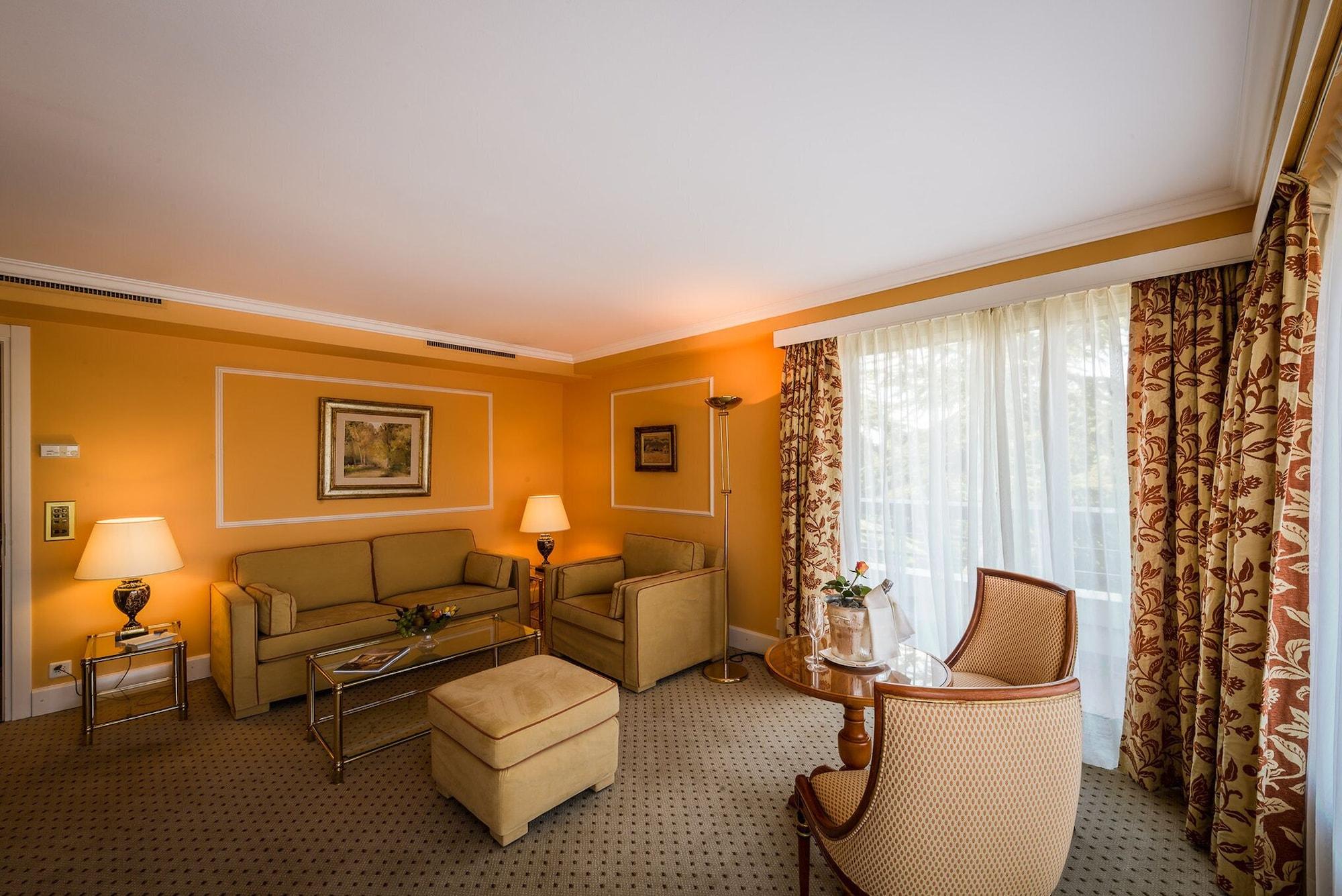 Lausanne Palace Екстер'єр фото A suite at the Hotel de Crillon