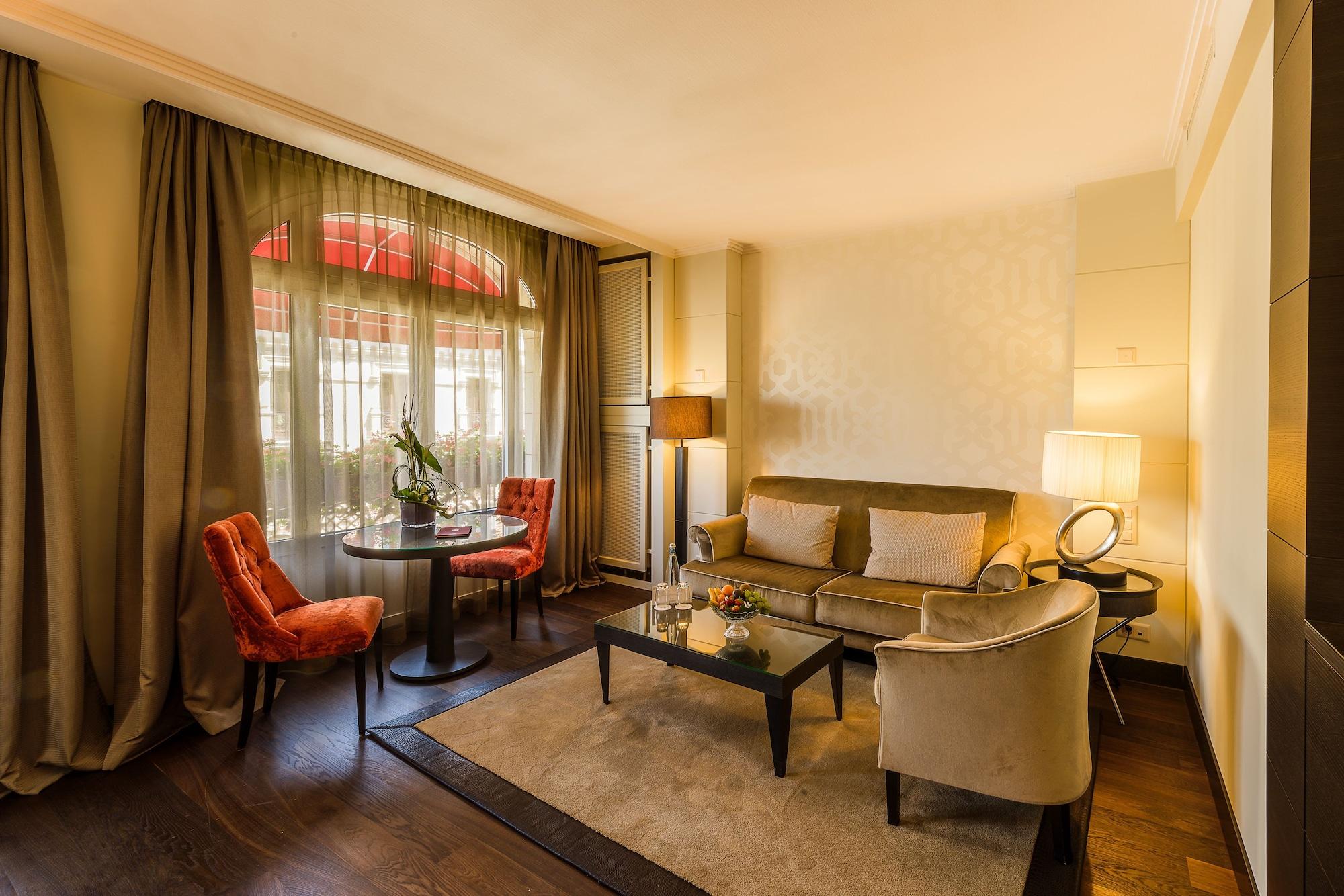 Lausanne Palace Екстер'єр фото A suite at the Hotel de Crillon