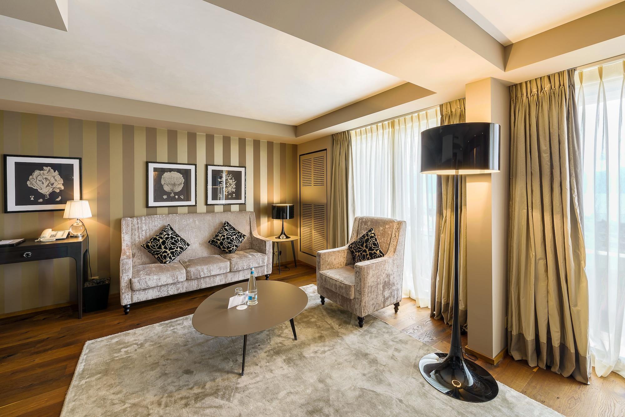 Lausanne Palace Екстер'єр фото A suite at the hotel