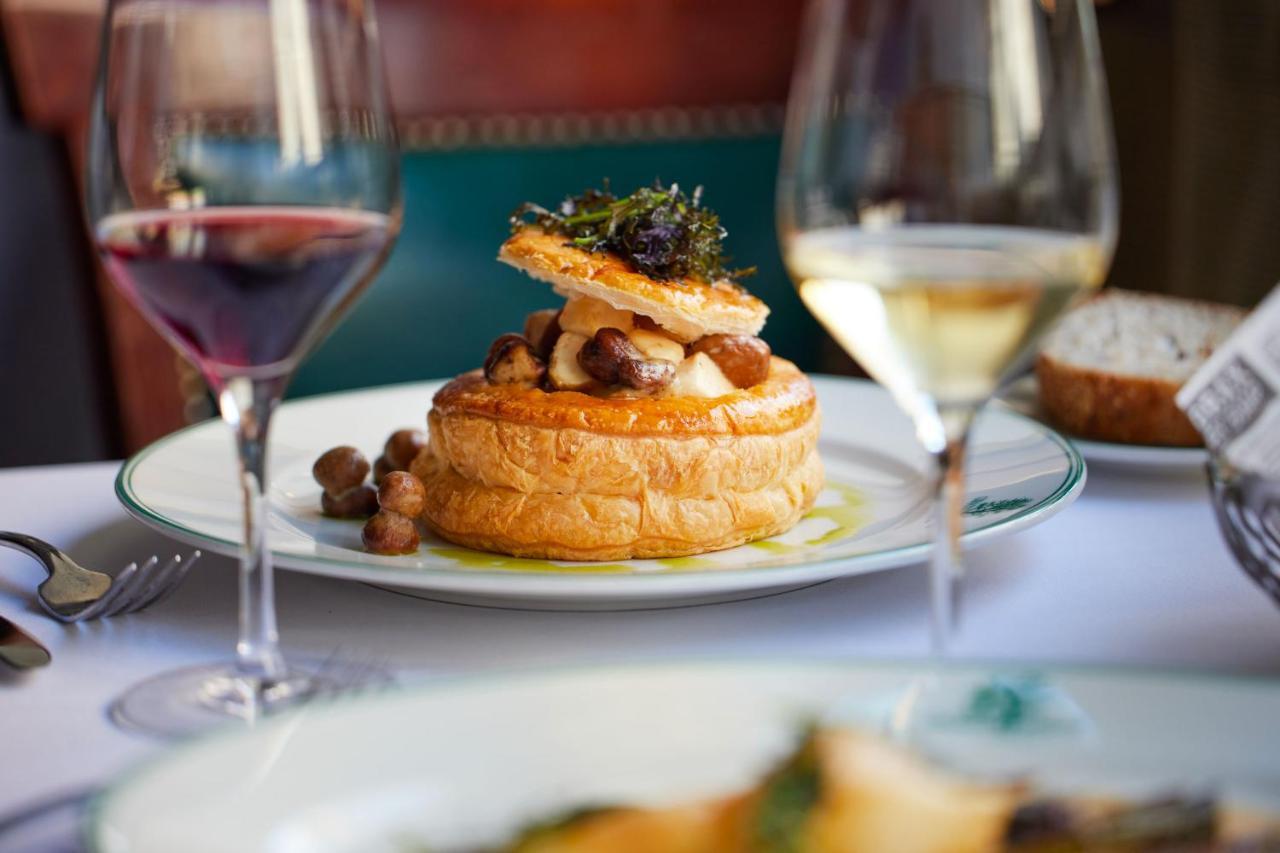 Lausanne Palace Екстер'єр фото A meal at the restaurant