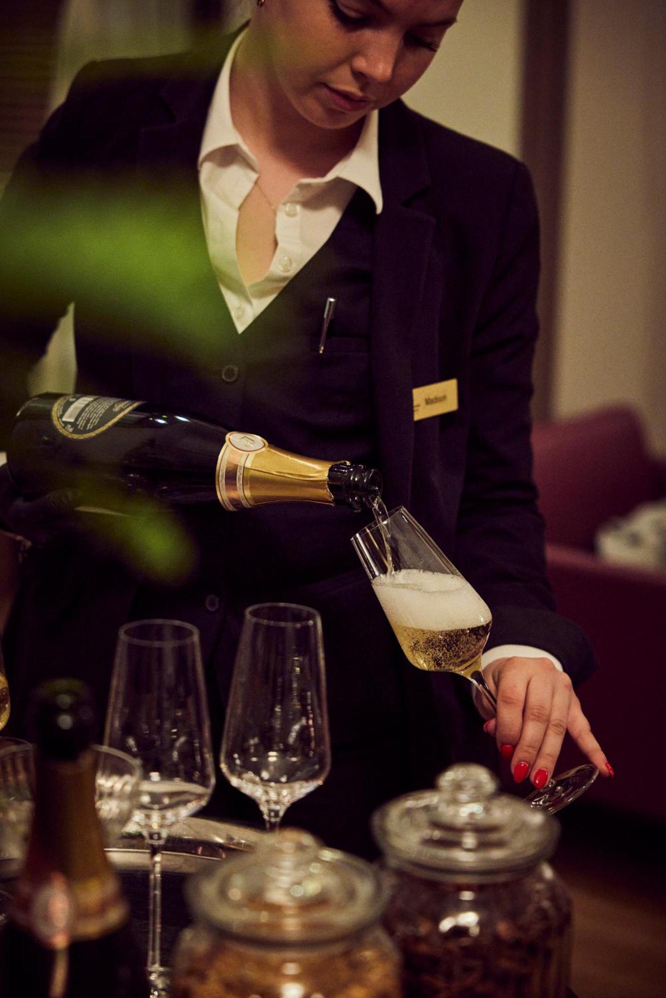 Lausanne Palace Екстер'єр фото A butler serving champagne