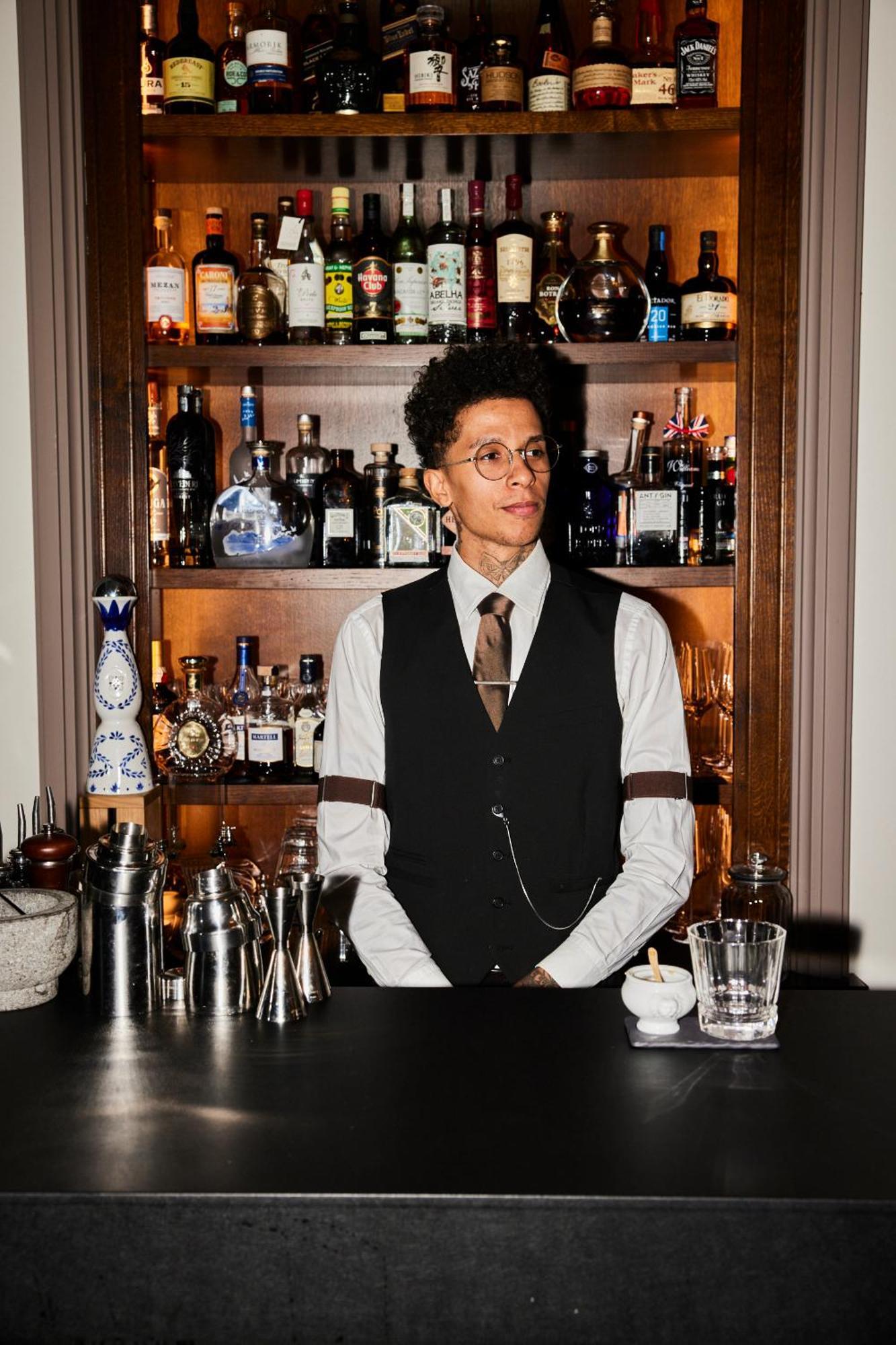 Lausanne Palace Екстер'єр фото A bartender at work