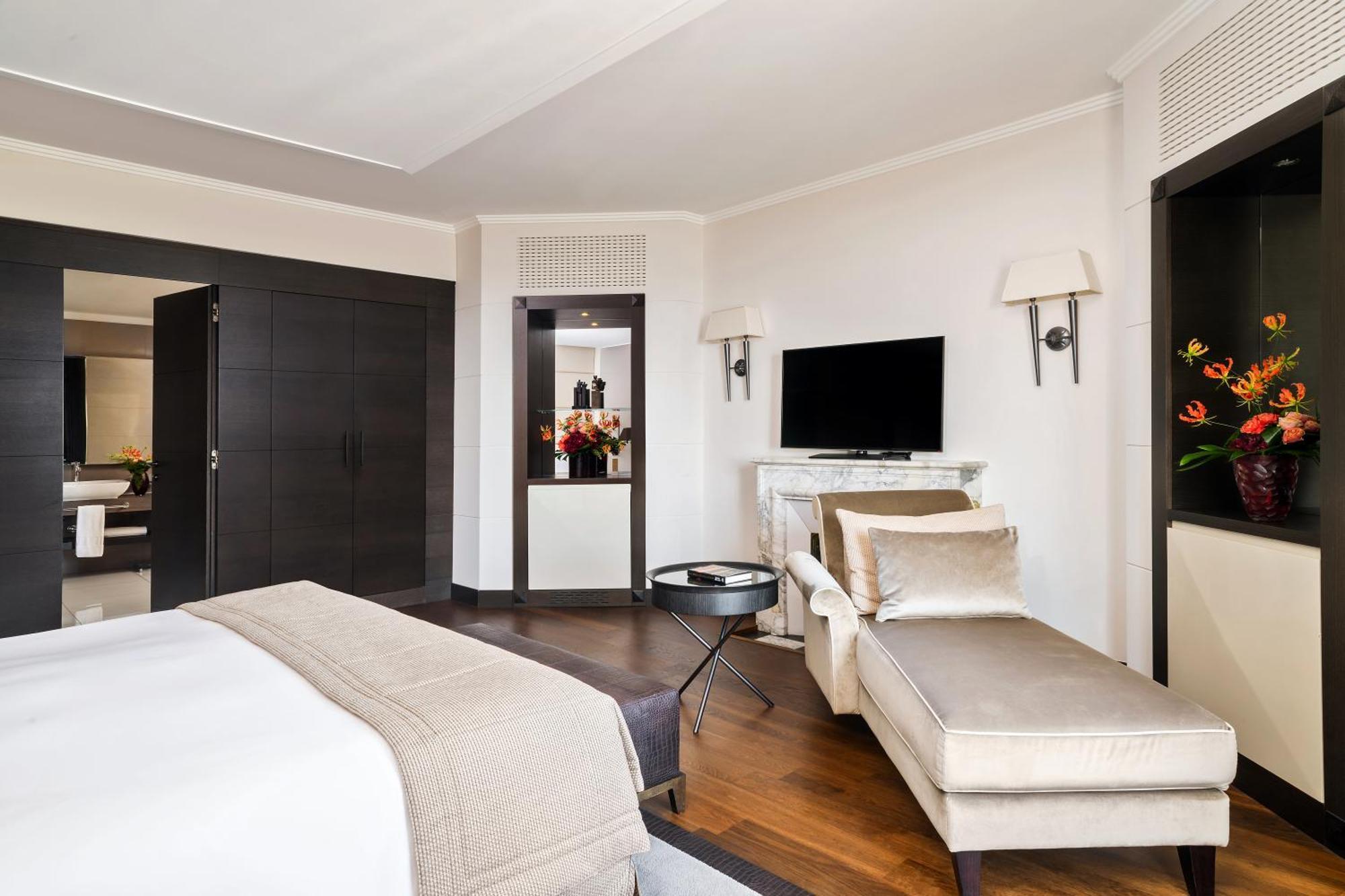 Lausanne Palace Екстер'єр фото A suite at the Mandarin Oriental, Munich