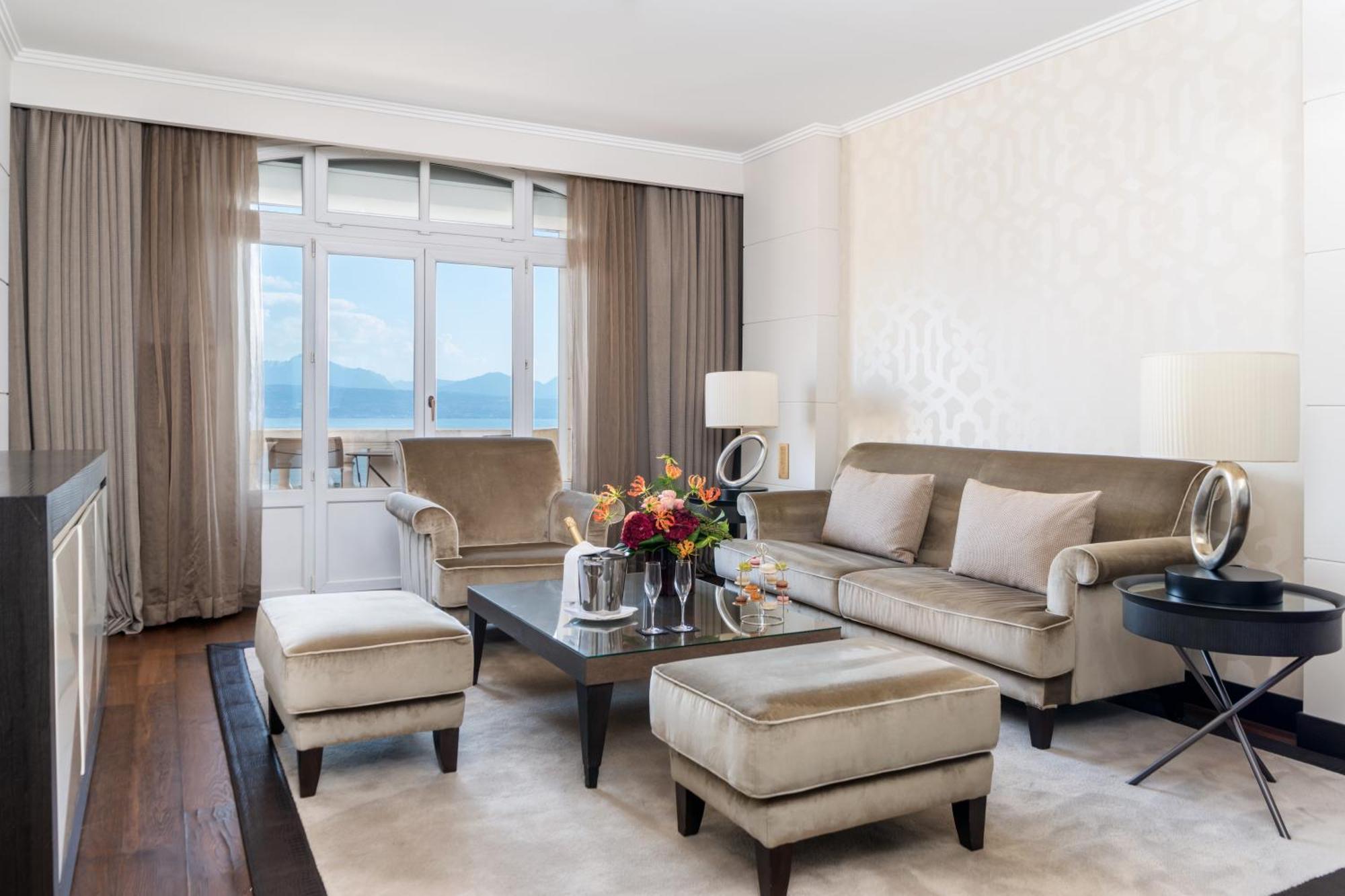 Lausanne Palace Екстер'єр фото A living room at the Four Seasons Hotel