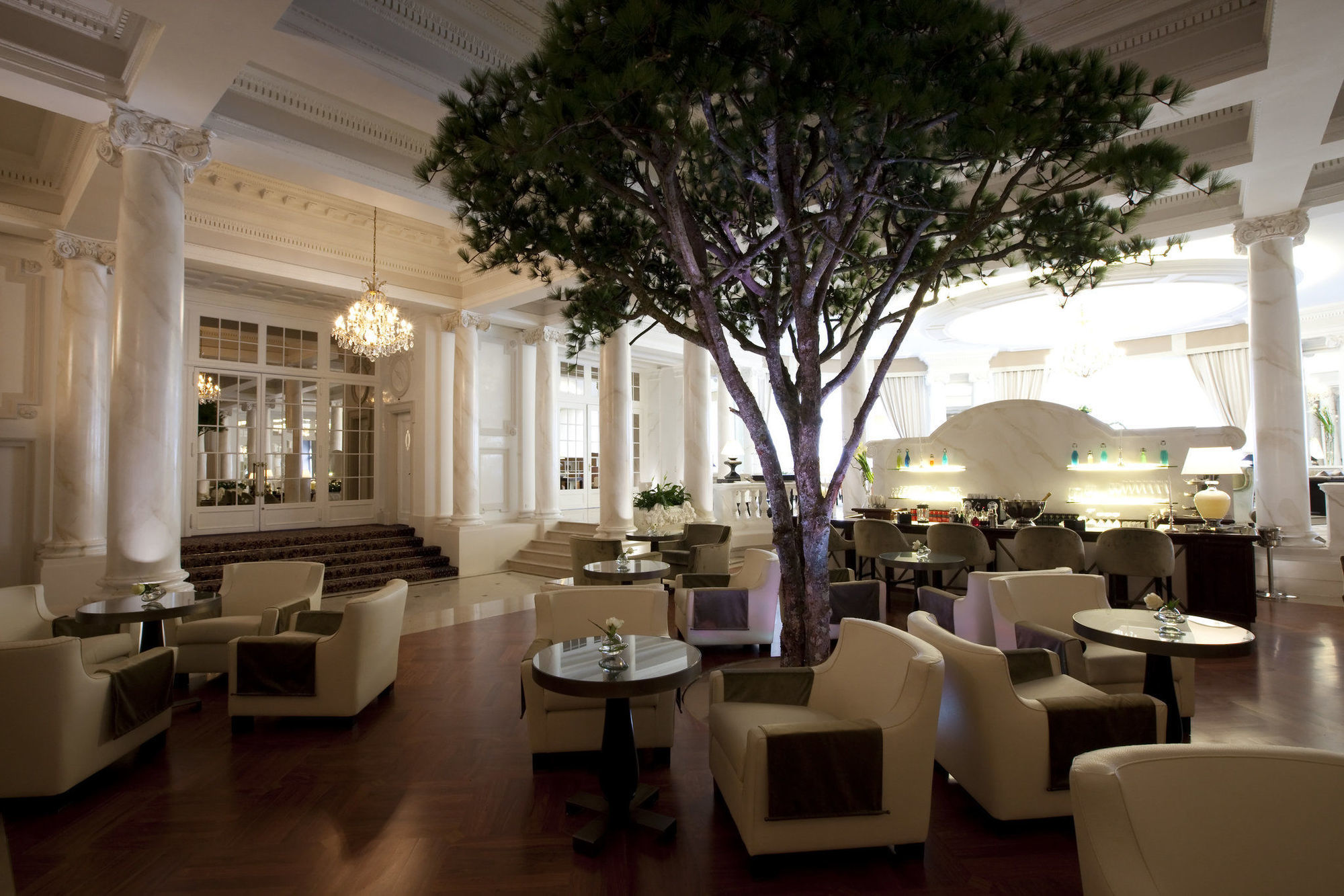 Lausanne Palace Ресторан фото The lobby of the hotel