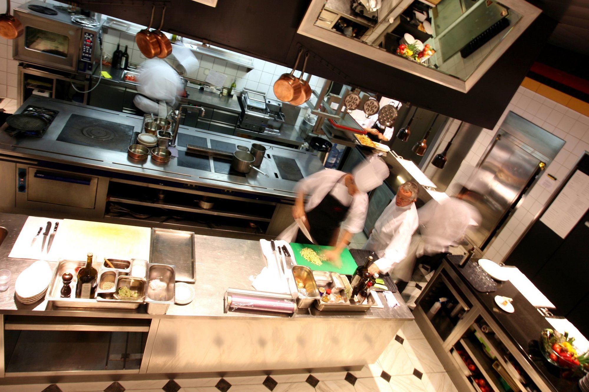 Lausanne Palace Ресторан фото A restaurant kitchen