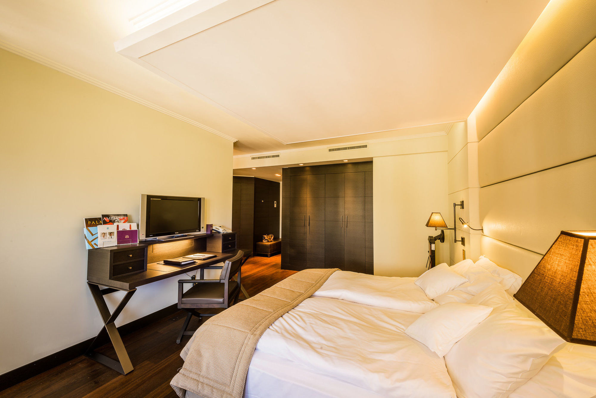 Lausanne Palace Екстер'єр фото A room at the hotel