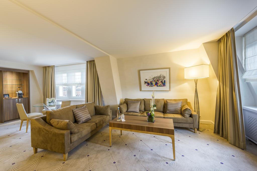 Lausanne Palace Екстер'єр фото Suite at the Hotel de Crillon